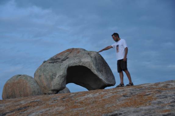 Um gigante ao lado da Pedra do Capacete, no Lajedo do Pai Mateus, região de Cabaceiras - PB